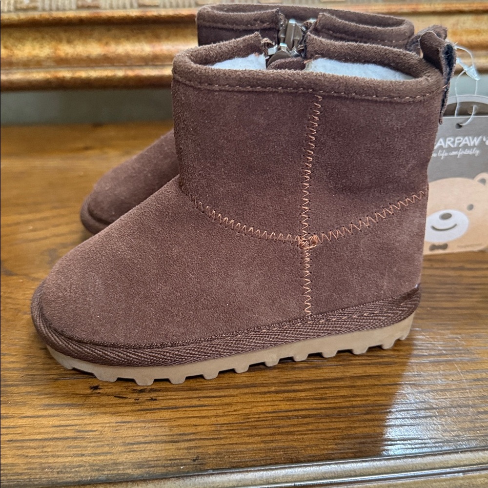 BearPaw Kids Brown Boots with leather upper. Size 6. Zip.